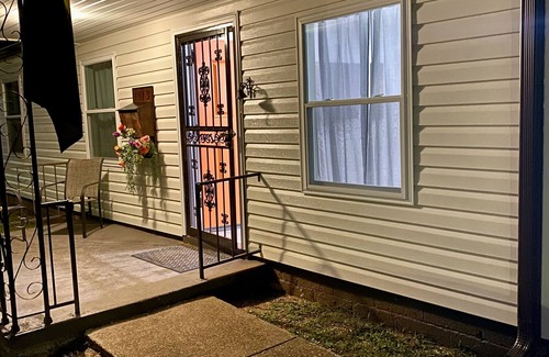 Birmingham House | Serene & Modern | 5★ Location, ♛Queen Bed, Parking