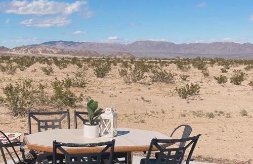 Wonder Valley House | Serene Modern Home Backdoor with great WiFi, games, movies, patio seating and bbq Easy Access to North Joshua Tree National Park in 10 minutes