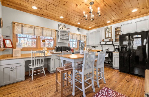 Lupton City House | Serene Mountain Hideaway: Hot Tub & Pizza Oven