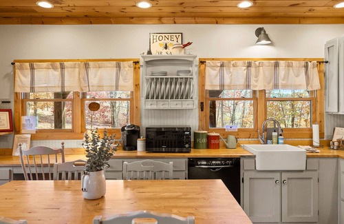 Lupton City House | Serene Mountain Hideaway: Hot Tub & Pizza Oven