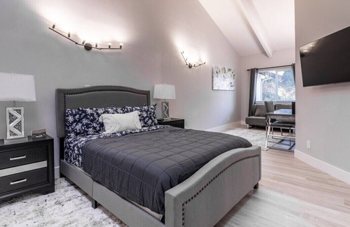 Menlo Park Apartment | Serene Oasis in Menlo Park's Finest Neighborhood