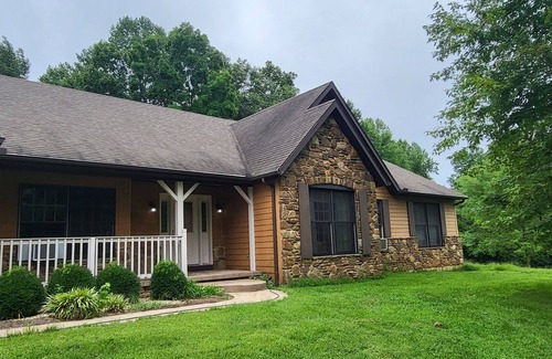 Cobden House | Serene Private Retreat Close to Shawnee National Forest
