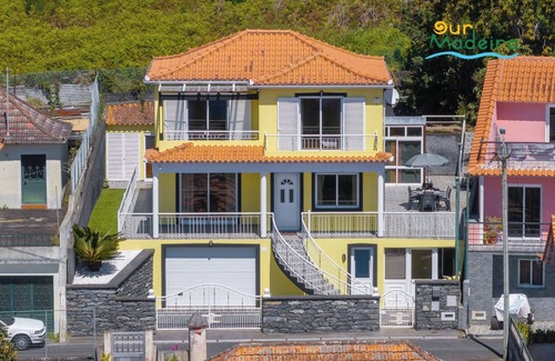 Prazeres Villa | Serene and spacious 3-bed villa|Yellow House