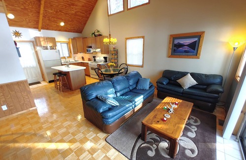 Montello House | Serene Sunset View Lakehouse Near Cascade Mountain