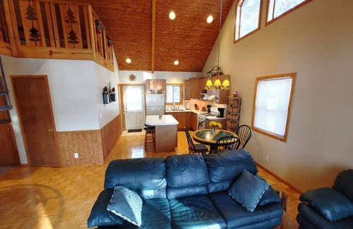 Montello House | Serene Sunset View Lakehouse Near Cascade Mountain