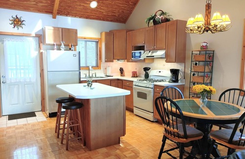 Montello House | Serene Sunset View Lakehouse Near Cascade Mountain