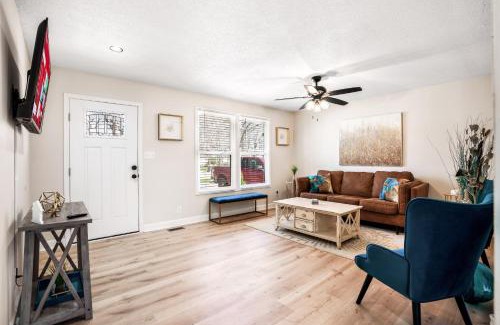 Clarksville House | Serenity Cottage 300mbps Wifi - Dog Friendly