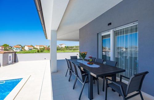 Loborika Villa | Serenity home Villa Tea with heated pyrolysis salt water