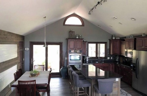 Duluth House | Serenity in the Woods - Minutes to Town