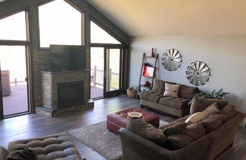 Duluth House | Serenity in the Woods - Minutes to Town