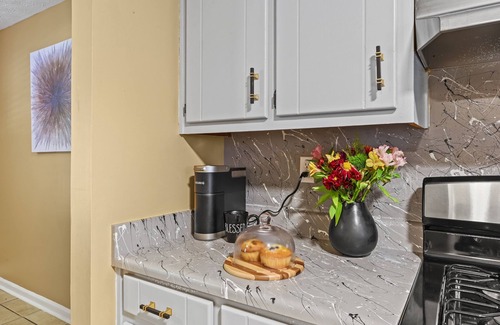 Church Street Apartment | Serenity Landing - 5 Minutes to Airport - Sleeps 6