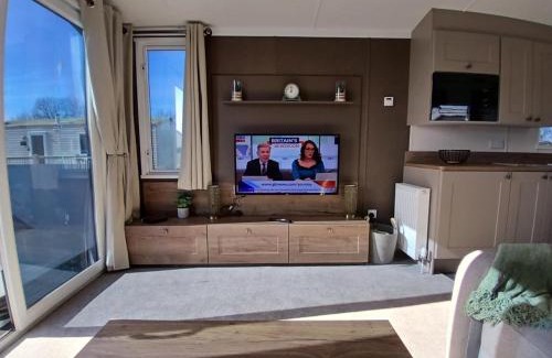 Ingoldmells House | Serenity - Luxury Hot Tub, Sunnymede, Fantasy Island, Caravan with Ramped Access, Parking, Dog Friendly