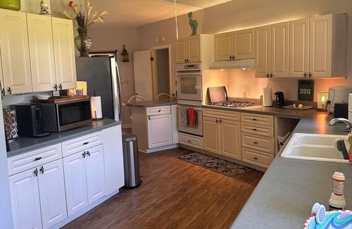 Grace House | Serenity on Lake Washington. Perfect for anglers or friends/family getaway.