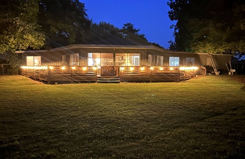 Grace House | Serenity on Lake Washington. Perfect for anglers or friends/family getaway.