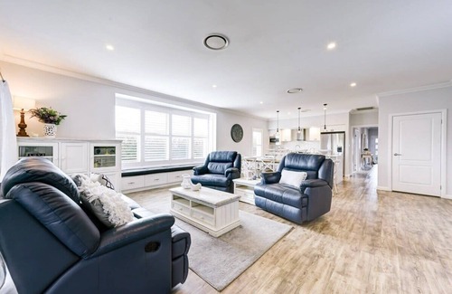 Dubbo House | Serenity on Severn - Exquisite Family Home, 3 TVs