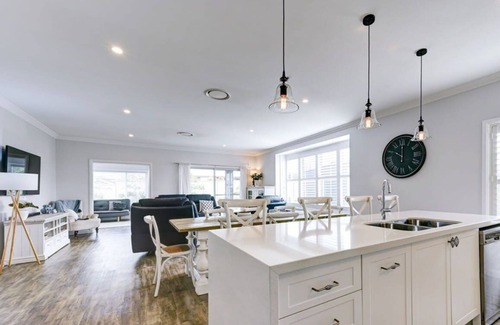 Dubbo House | Serenity on Severn - Exquisite Family Home, 3 TVs