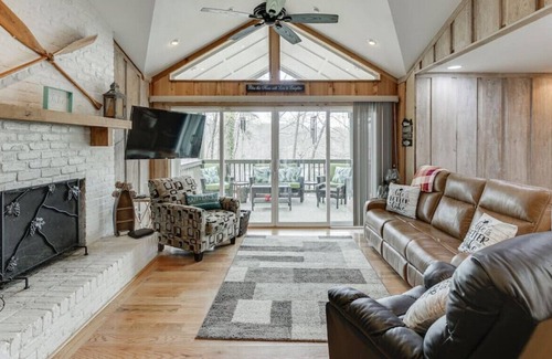 Flowery Branch House | Serenity-on-the-Lake with Dock