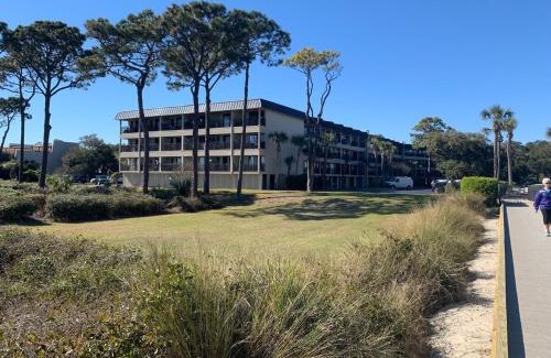 Hilton Head Island Apartment | SerenityByTheSea-Couples Retreat-King,Bikes,Chairs