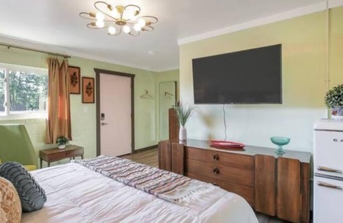 Trenton Hotel | Seriously 60s Room At The Groovy Nomad Motel Near