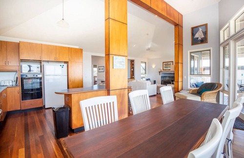 Point Lookout House | Set high with sweeping ocean views to Moreton Island and Cylinder Beach.