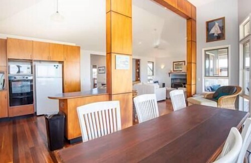 Point Lookout House | Set high with sweeping ocean views to Moreton Island and Cylinder Beach.