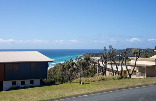 Point Lookout House | Set high with sweeping ocean views to Moreton Island and Cylinder Beach.