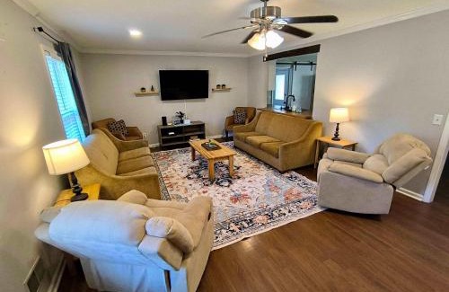 Irmo House | Settle Inn- 10mi to Columbia, Mins to Lake Murray