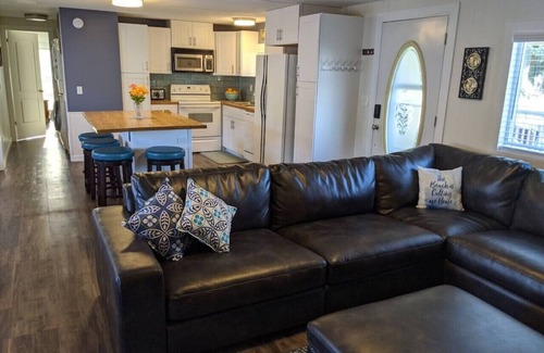 Davenport House | Seven Bays Lake Place