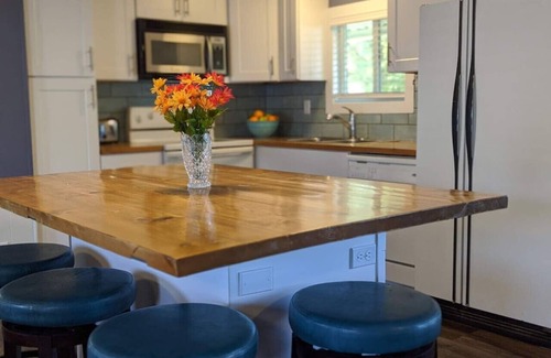 Davenport House | Seven Bays Lake Place