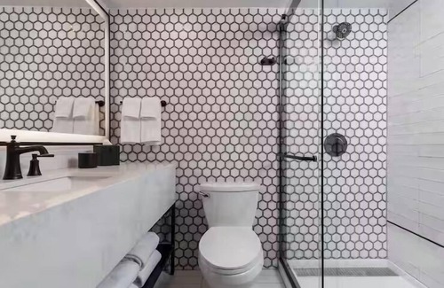 Charleston Historic District Hotel | Seven Minutes on Foot to Old Exchange and Provost Dungeon! Pool, Pets Allowed!