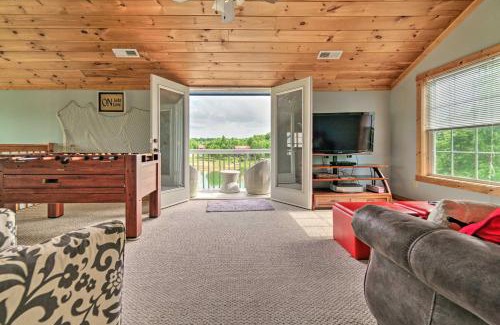 Sevierville House | Sevierville Lake House with Deck and Foosball Table!
