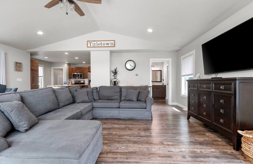 Green Bay House | SGB4- Steps to Lambeau, Big Groups: 9 Beds!