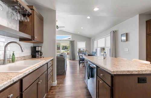 Green Bay House | SGB4- Steps to Lambeau, Big Groups: 9 Beds!
