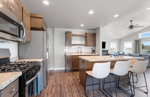 Green Bay House | SGB4- Steps to Lambeau, Big Groups: 9 Beds!