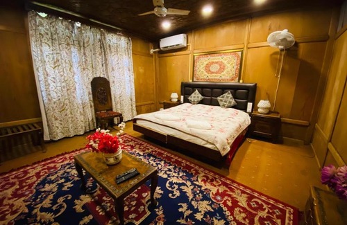 Dal Lake Boat Rental | Shabnam Group Of Houseboats