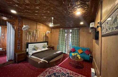 Dal Lake Boat Rental | Shabnam Group Of Houseboats