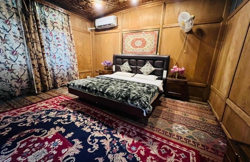 Dal Lake Boat Rental | Shabnam Group Of Houseboats