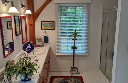 Elkins House | Shaker Bear Guest House- Sleeps 6: Queen & 4 twins, 2 Full bath's