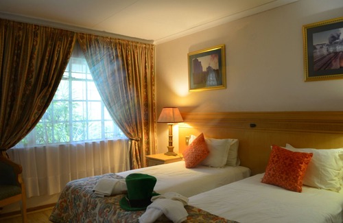 Emgwenya House | Shamrock Arms Guest Lodge