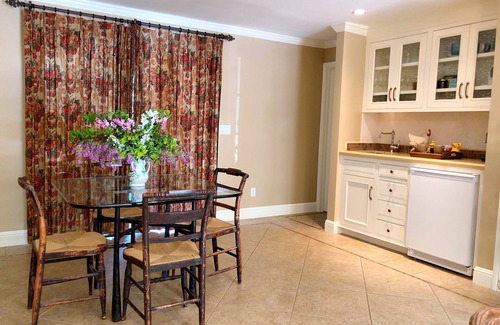 Sonoma Cottage | Shandon Oaks. Private 1-Bedroom Garden Cottage on Sonoma's East side.