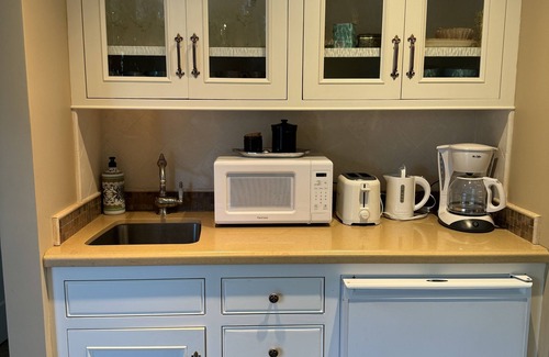 Sonoma Cottage | Shandon Oaks. Private 1-Bedroom Garden Cottage on Sonoma's East side.