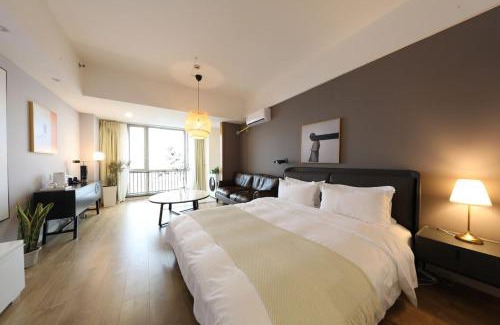 Jing'an Apartment | Shanghai Hills & Wanda Side Spacious Stay Close to Metro Line 18