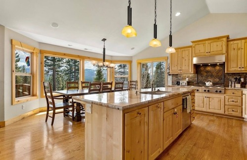 South Lake Tahoe House | Shaquinaw! 5 Bedroom Home by RedAwning