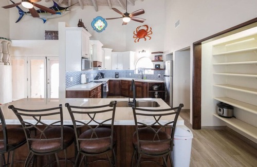 Las Conchas House | Shark House - 8 BR Beachfront