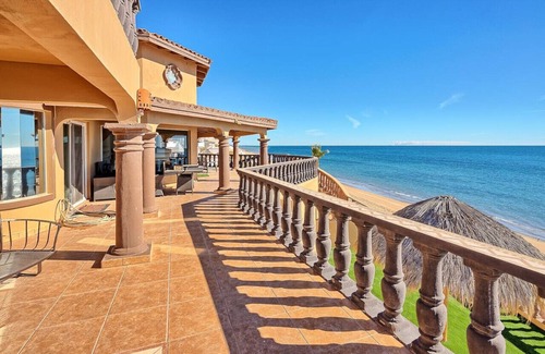 Las Conchas House | Shark House - 8 BR Beachfront