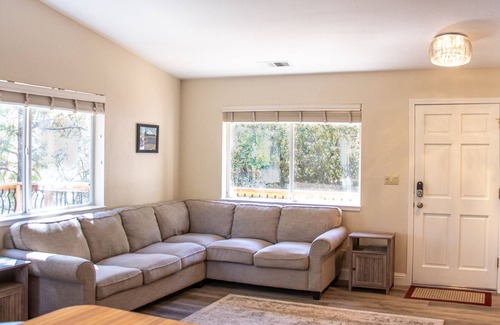 Lakehead House | Shasta Memory Maker - family/work friendly 3 bed 2 bath sleeps 10 Boat parking