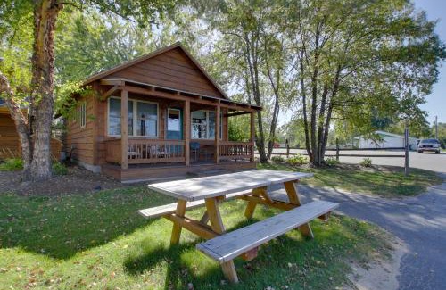 Cecil House | Shawano Lake Cabin with Boat Dock!
