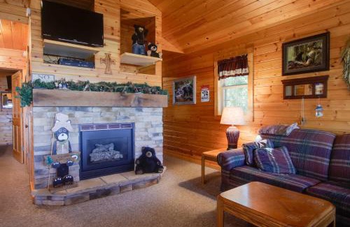 Cecil House | Shawano Lake Cabin with Boat Dock!