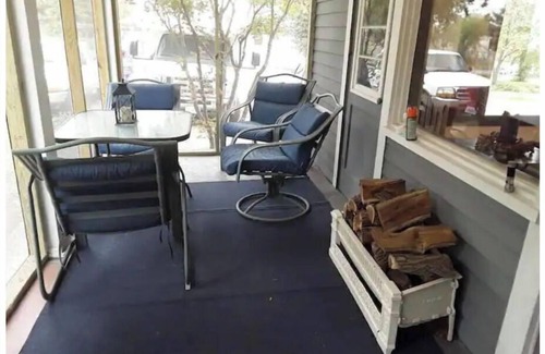 Harrisburg House | Shawnee Forest In Town Retreat