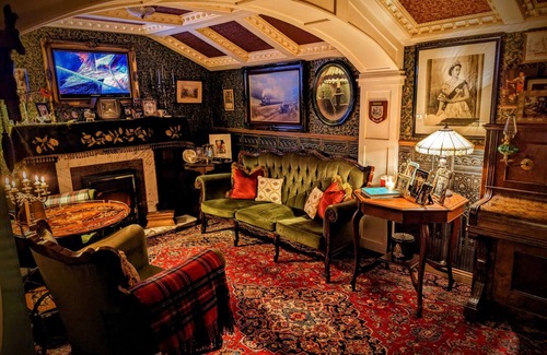 Belfast Cabin | Sheddington Manor -2 Bedroom Guest House & Cinema